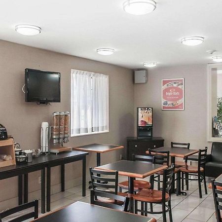 Econo Lodge Inn & Suites Downtown Toronto Exterior foto
