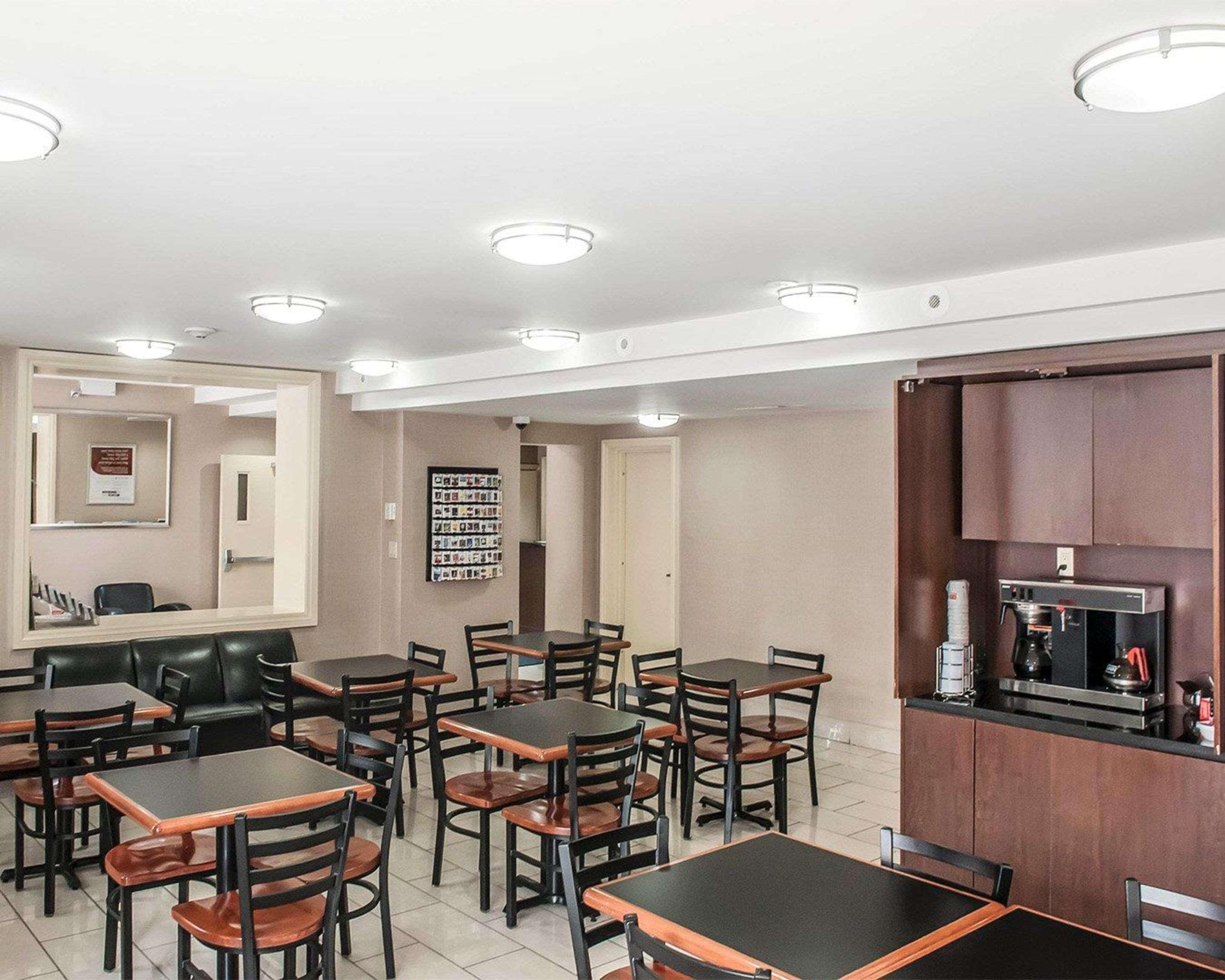 Econo Lodge Inn & Suites Downtown Toronto Exterior foto
