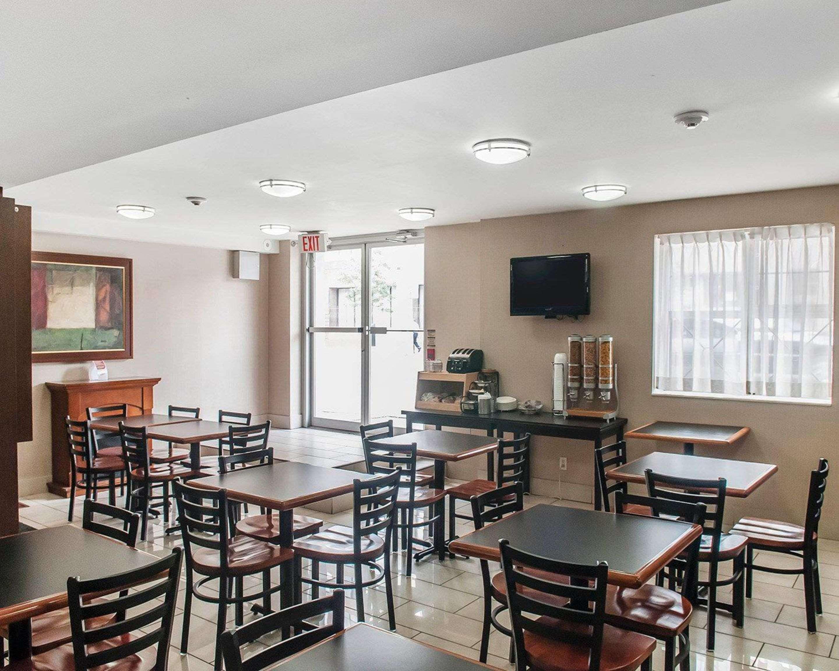 Econo Lodge Inn & Suites Downtown Toronto Exterior foto