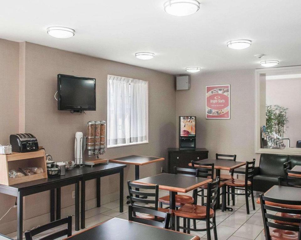Econo Lodge Inn & Suites Downtown Toronto Exterior foto